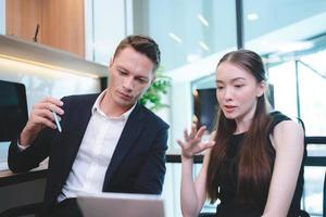 Ein professionelles Team von Geschäftsleuten trifft sich und Brainstorming in modernen Unternehmensbüros, Diskussionsgruppen und arbeitet mit Teamwork von Geschäftskollegen zusammen, indem es Laptops für die digitale Kommunikation verwendet foto