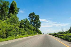 Blick auf die Straße Nr. 4 im süden thailands angesichts eines rasenden autos. reisekonzept foto