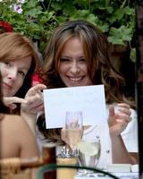 Los Angeles, 21. Februar - Jennifer Love Hewitt beim Mittagessen, um ihren Geburtstag im Ivy Restaurant am 21. Februar 2012 in West Hollywood, ca. zu feiern foto