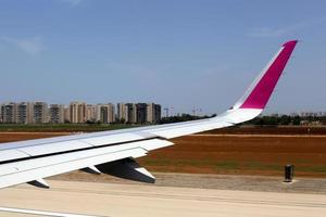 Die Erde ist durch das Fenster eines Flugzeugs sichtbar foto