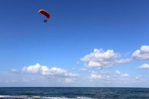 Ein Gleitschirm fliegt über das Mittelmeer im Norden Israels foto