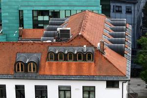 Ziegeldächer der Stadt Ljubljana, der Hauptstadt Sloweniens. foto