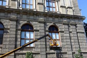 Arbeit und Arbeitsgeräte auf der Baustelle foto