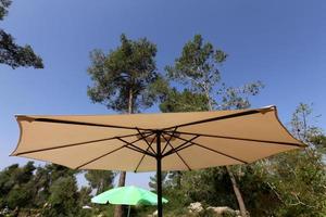 Regenschirm zum Schutz der Sonne in einem Stadtpark in Israel foto