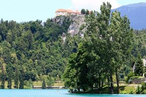 Schöne Ufer des Bleder Sees in Slowenien foto