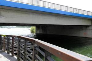 Brücke - architektonische Strukturen zum Überqueren einer Wasserbarriere. foto