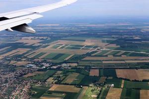 Die Erde ist durch das Fenster eines Flugzeugs sichtbar foto