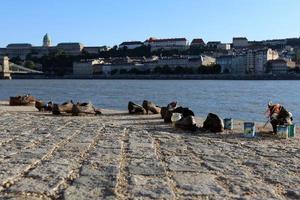 Schuhe - ein Mahnmal für die Opfer des Holocaust am Ufer der Donau in Budapest foto