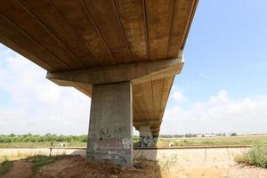 Brücke - architektonische Strukturen zum Überqueren einer Wasserbarriere. foto