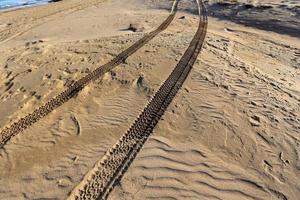 Fußspuren im Sand am Ufer des Mittelmeers im Norden Israels foto