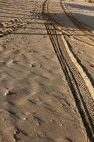 Fußspuren im Sand am Ufer des Mittelmeers im Norden Israels foto