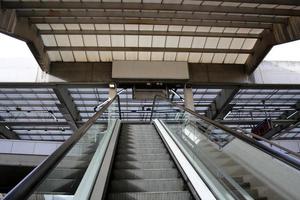 Eine Treppe ist eine Struktur in Form einer Reihe von Stufen für den Auf- und Abstieg. foto