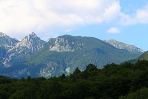 die alpen sind ein hohes und langes gebirge in europa foto