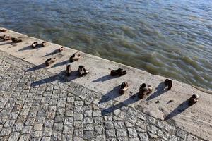 Schuhe - ein Mahnmal für die Opfer des Holocaust am Ufer der Donau in Budapest foto