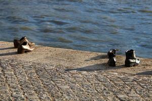 Schuhe - ein Mahnmal für die Opfer des Holocaust am Ufer der Donau in Budapest foto
