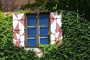 kleines Fenster in der Großstadt foto