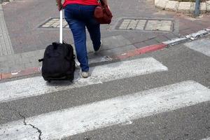 Pflaster entlang der Straße für den sicheren Durchgang von Fußgängern foto