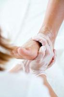 Masseur macht Massage auf Mann Körper im Spa-Salon. foto