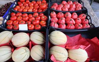 Früchte und Beeren werden auf dem Markt verkauft foto