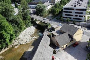 Brücke - architektonische Strukturen zum Überqueren einer Wasserbarriere. foto