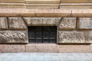 kleines Fenster in der Großstadt foto