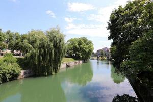 Der Fluss Ljubljanica fließt durch die slowenische Hauptstadt Ljubljana. foto