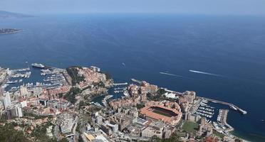 schöne aussicht von der spitze eines berges auf monaco foto