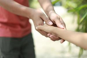 Vater hält Kinderhand mit Liebe foto