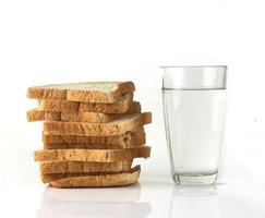 Stapel Brot und Wasser foto