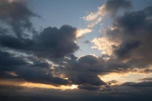 Himmel mit dramatischen Wolken foto