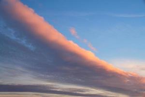 Himmel mit pastellfarbenen Wolken foto