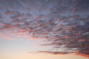 Himmel mit roten Wolken foto