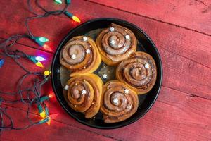 weihnachtsmorgen goldene zimtbrötchen mit streuseln flach gelegt foto