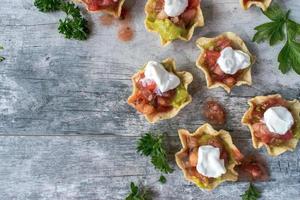 Salsa in Maischips mit Tomaten und Sauerrahm-Draufsicht foto