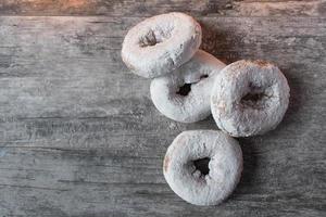 weiße pulverisierte donuts gruppe draufsicht foto