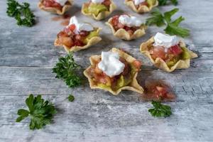 Salsa in Maischips mit Tomaten und Sauerrahm-Draufsicht foto