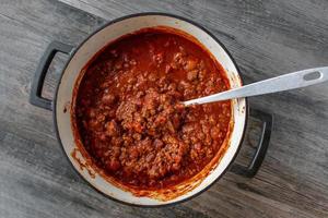 Topf mit hausgemachtem Chili ohne Bohnen Draufsicht foto