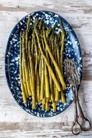 gerösteter Spargel auf Draufsicht der blauen Farmplatte foto