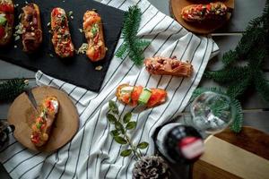 Eclairs mit Lachs, frischem Gemüse und Kräutern, Gourmet-Snacks. foto