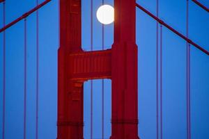 majestätische golden gate bridge von san francisco mit aufgang des vollmonds im juni 2022 und der nordturm von den marin landzungen in kalifornien aus gesehen foto