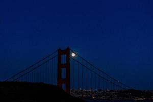 majestätische golden gate bridge von san francisco mit dem aufgang des vollmonds im juni 2022, der den nordturm von den marin-landzungen zeigt foto