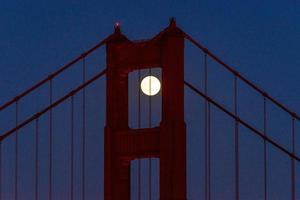 majestätische golden gate bridge von san francisco mit dem aufgang des vollmonds im juni 2022, der den nordturm von den marin-landzungen zeigt foto