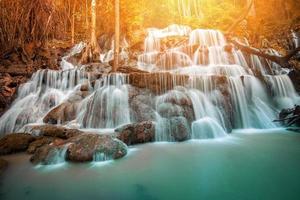 Wasserfalllandschaft Waldgebirgswasserfälle und Bambusbaum wild - tropischer Wasserfall Thailand-Dschungelflussstrom foto