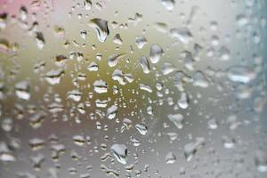 Wassertropfenglashintergrund, Naturwassertropfen nach Regen, Regentropfen auf Glasfenster in der Regenzeit foto