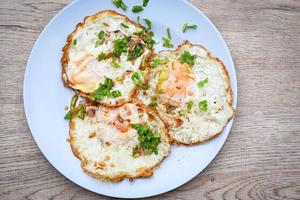 Menü gesundes Essen am Morgen, gesundes Frühstück Spiegeleier auf Teller mit Koriander und Soße Spiegelei - Draufsicht foto