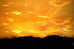 feuriger orangefarbener Sonnenuntergang Himmelshintergrund. schöner Himmelshintergrund. foto