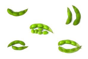 Reihe von grünen Sojabohnen isoliert, weißer Hintergrund foto