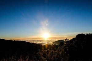 Sonnenaufgang am Morgen im Nationalpark Chiangmai, Thailand foto