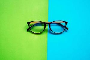 Gläser auf zweifarbigem Pastellhintergrund foto