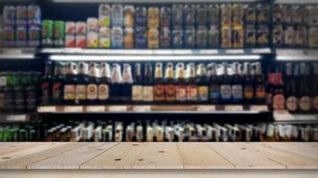 abstrakte Unschärfe Weinflaschen auf Schnapsregalen im Supermarkthintergrund foto